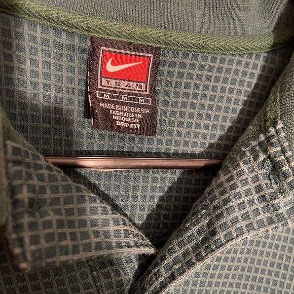 *M* Vintage Nike Polo (Dri-Fit)(2003) - Picture 3 of 3